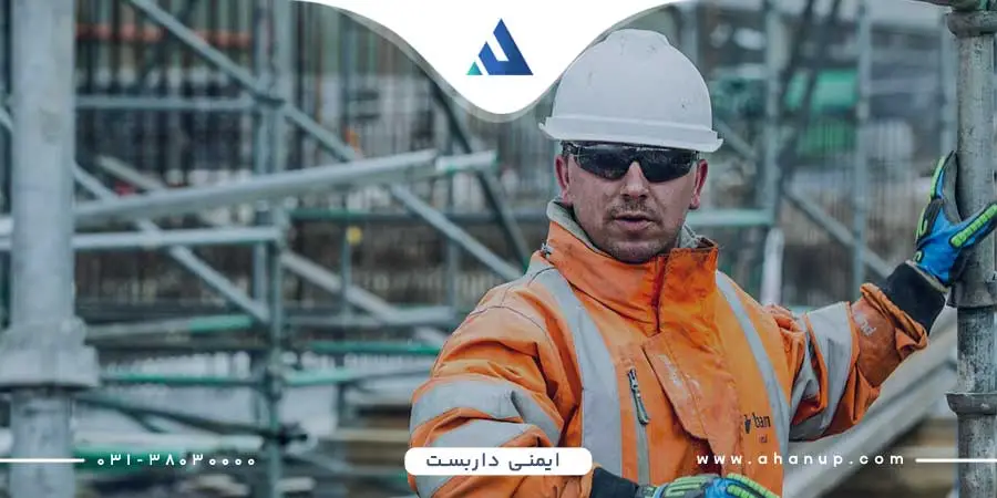 استفاده از کلاه ایمنی برای کار روی داربست